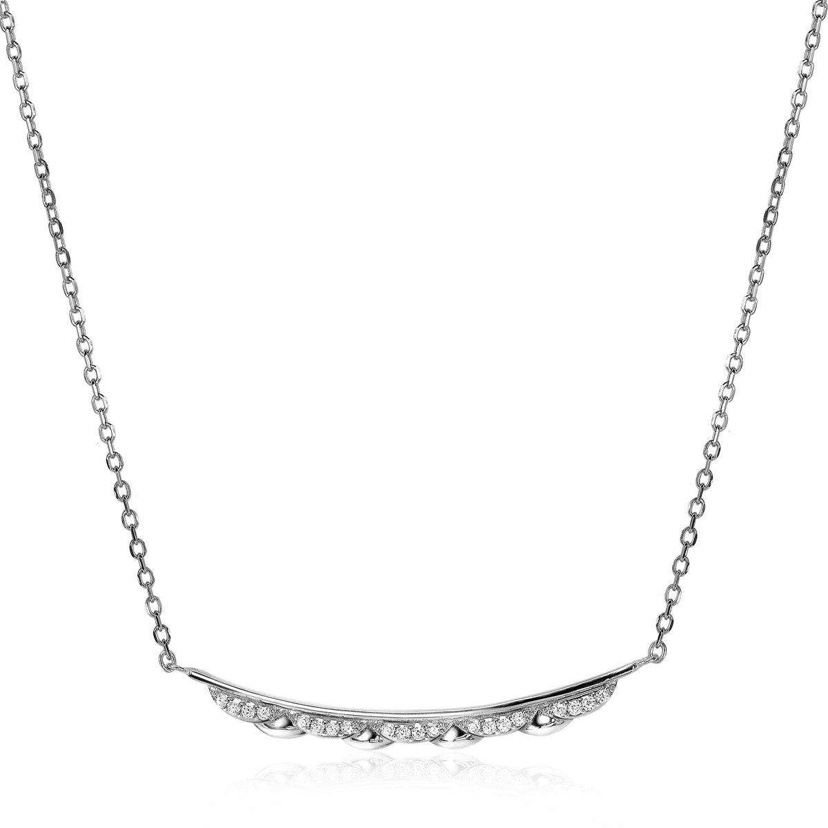 Kette aus Silber mit gewölbtem Anhänger und kleinen, funkelnden Steinen