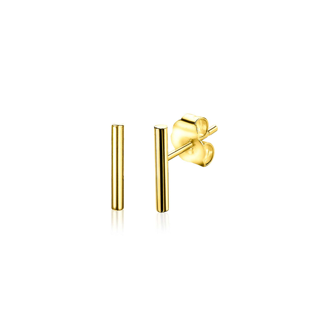 De Zinzi Oorbellen Goud Zgo183 heeft een strak, minimalistisch design. De ene oorbel is van voren afgebeeld als een verticale balk, terwijl de andere schuin staat om de steker en de vlindersluiting te laten zien. Deze zijn geplaatst tegen een witte achtergrond om de gepolijste afwerking te benadrukken.
