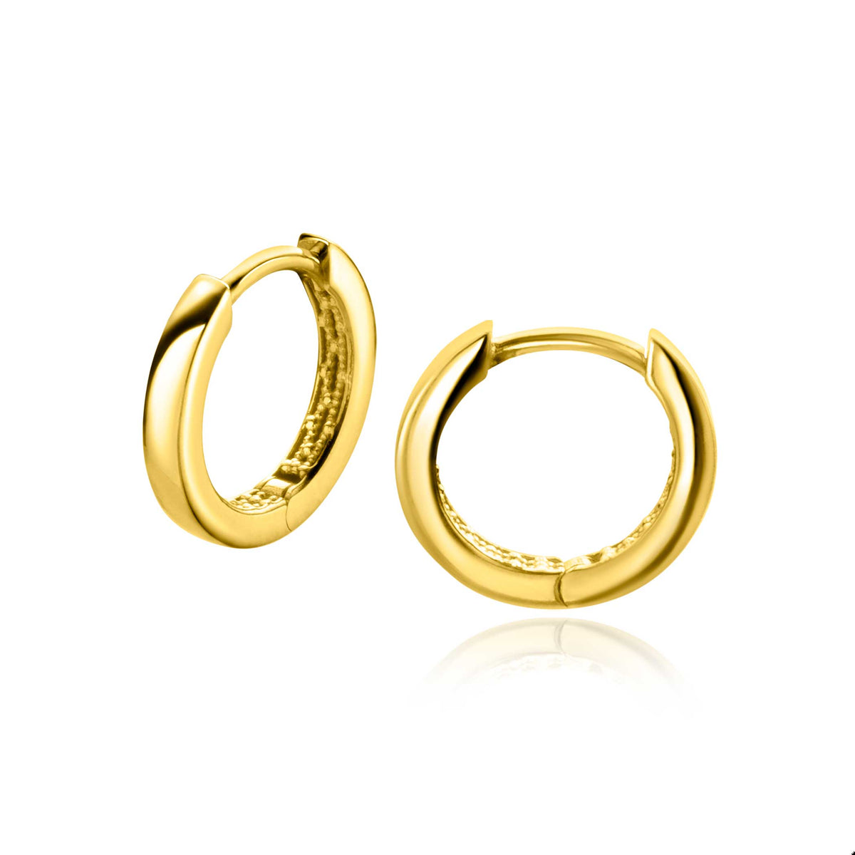 Goldene Creolen mit glänzender Oberfläche und halbrunder Form