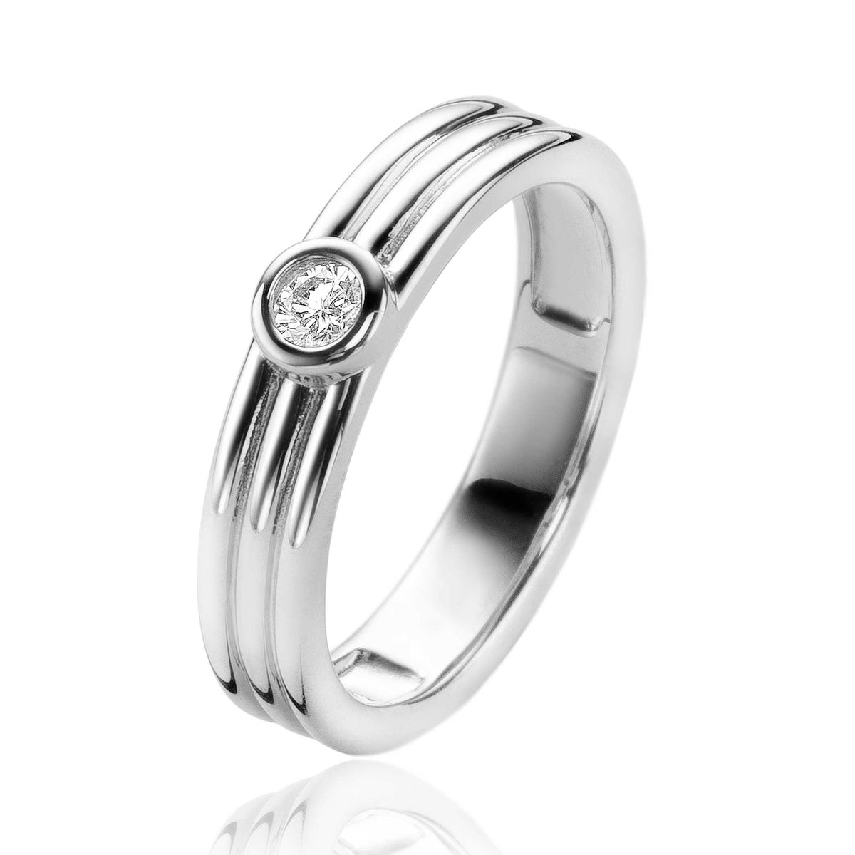 Ring aus Silber mit drei horizontalen Rillen und einem klaren Edelstein in der Mitte