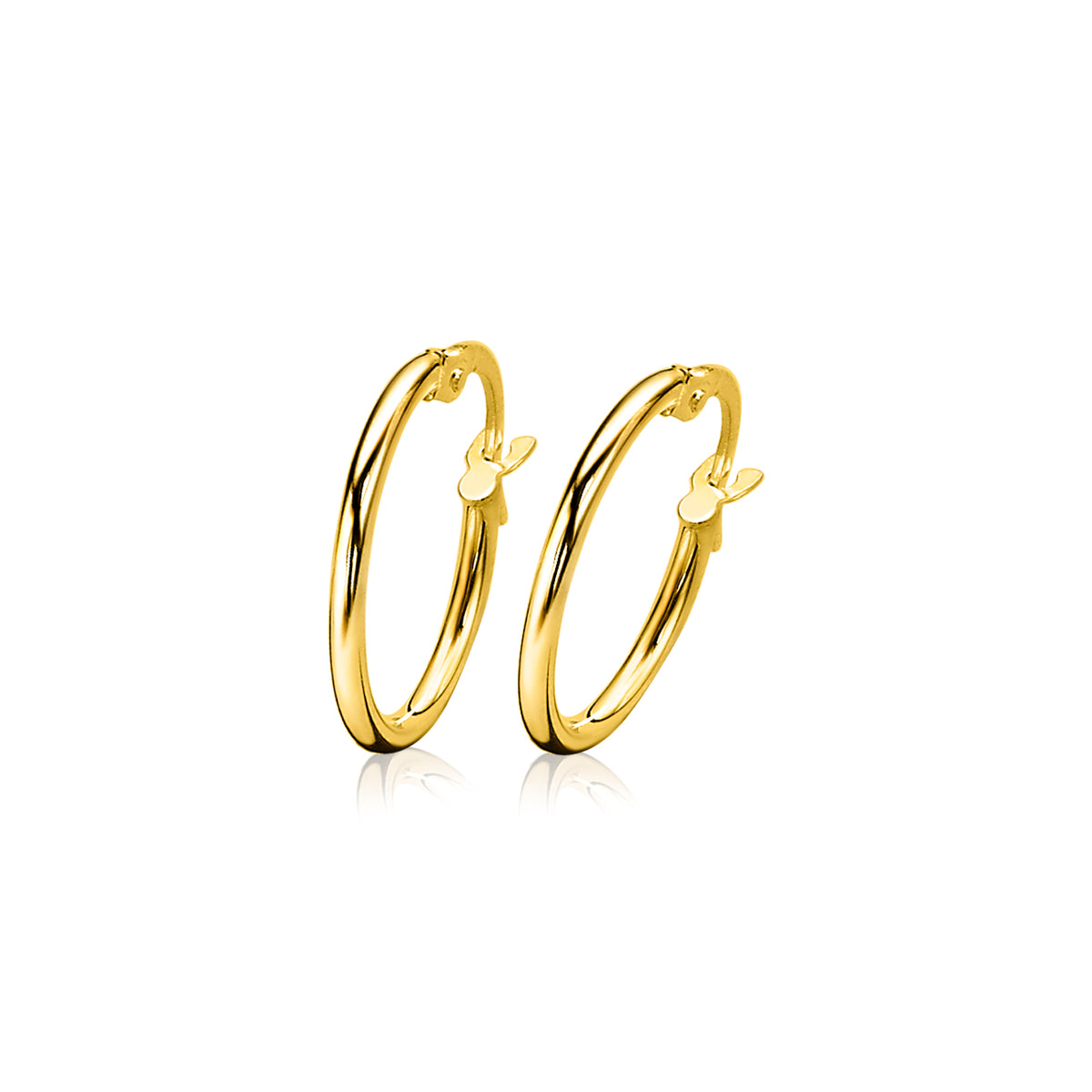 Goldene Creolen mit einem schlichten Design und kleinen Details an den Verschlüssen
