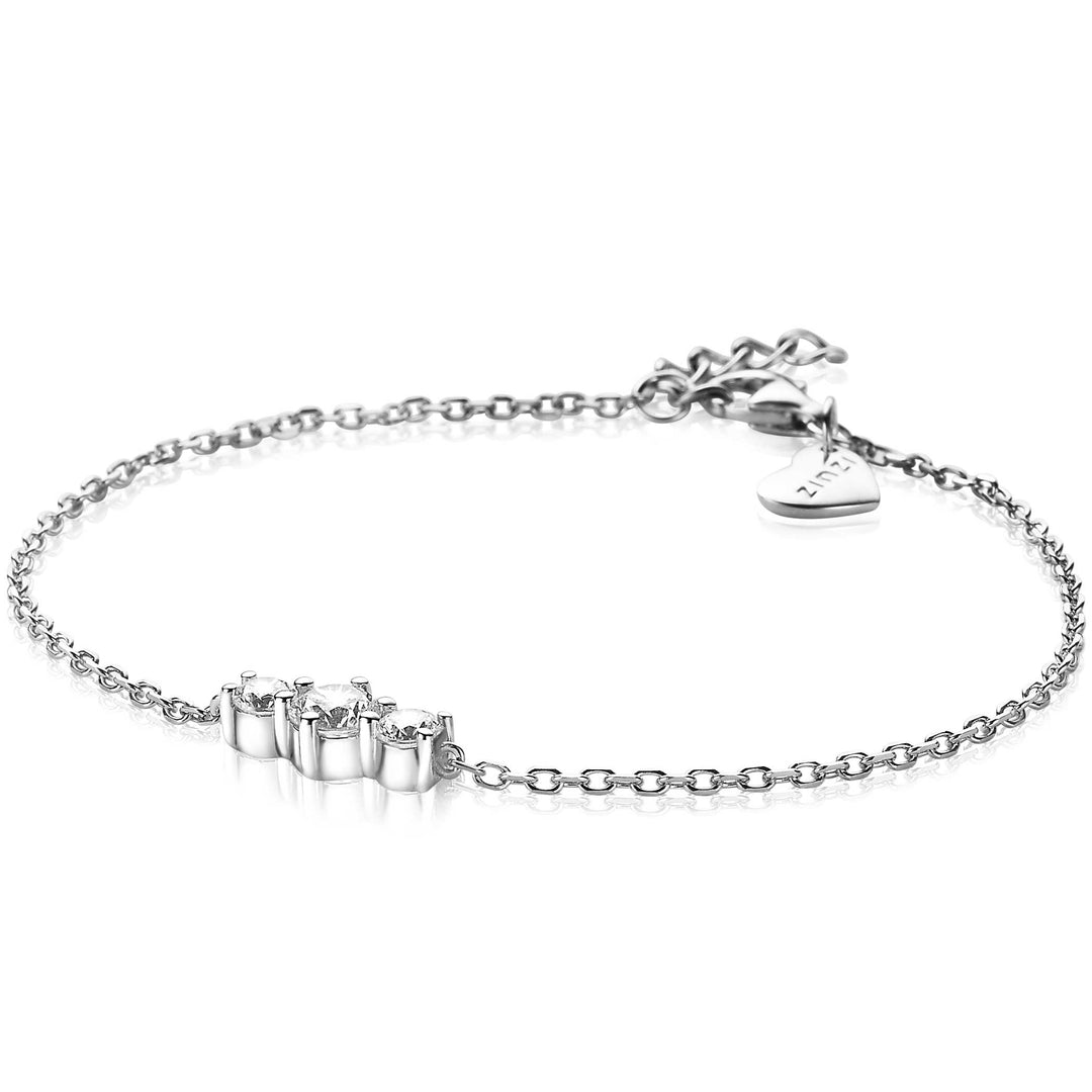 De Zinzi Armband Zilver Zia2136 heeft een delicate ketting met drie kleine cilindrische bedels in het midden. Het heeft een verstelbare sluiting en een hartvormig label, wat een minimalistische zilveren elegantie biedt die perfect is voor elke gelegenheid.