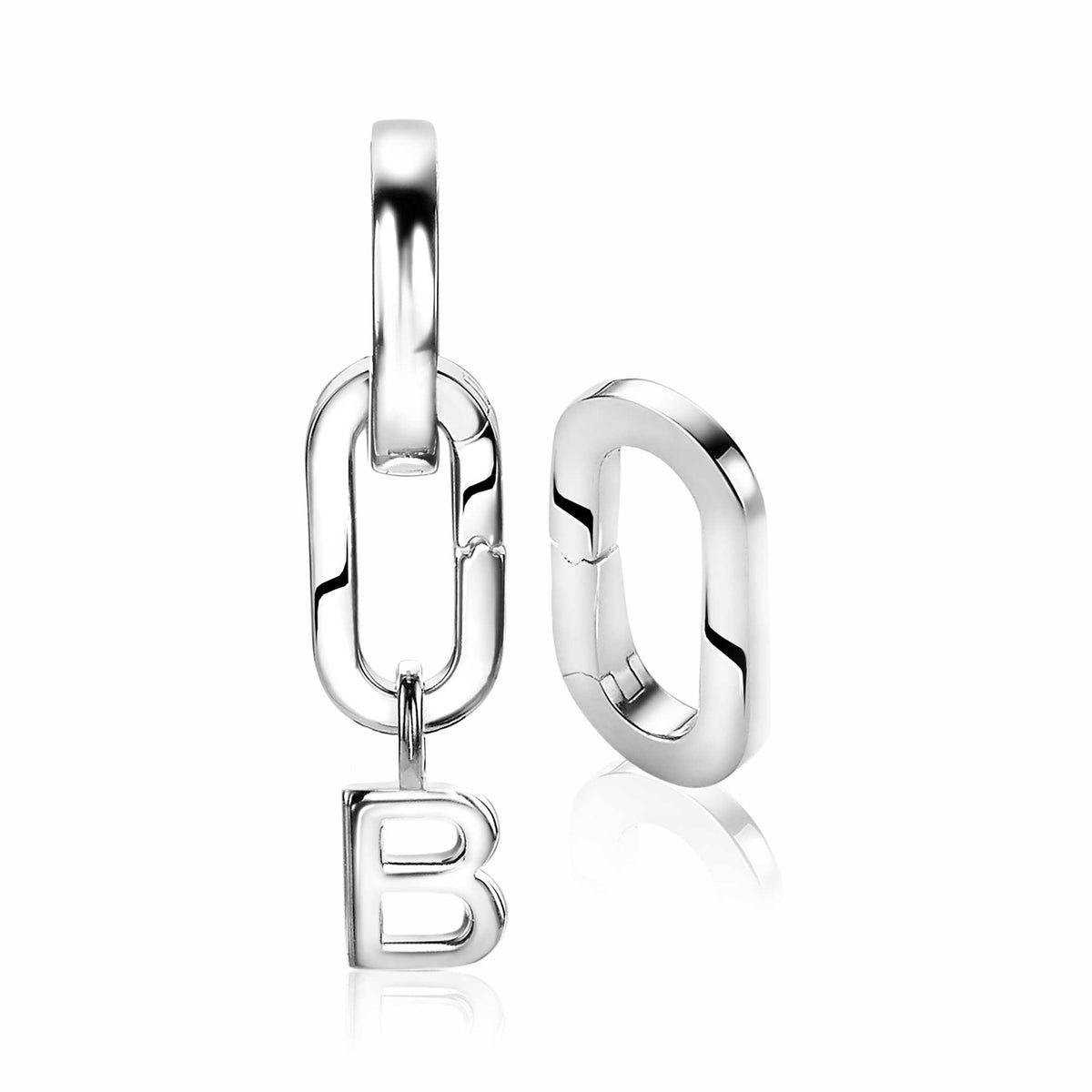 Silberne Ohrringe mit ovalem und runden Anhänger, der einen Buchstaben 'B' zeigt