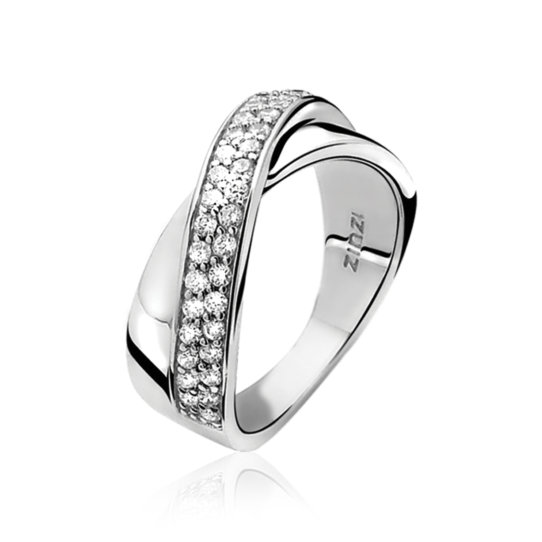 De Zinzi Ring Zilver Zir804 van Zinzi heeft een modern gedraaid ontwerp met een rij fonkelende diamanten aan één kant, wat elegantie en verfijning toevoegt aan deze prachtige zilveren ring.