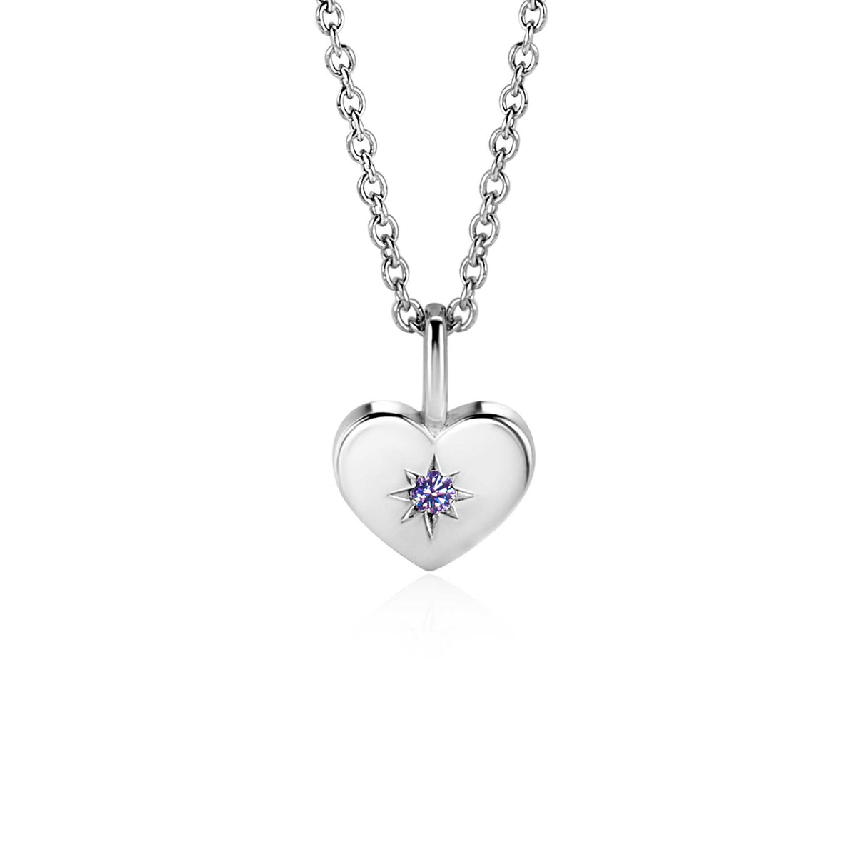 Herzanhänger aus Silber mit einem blauen Edelstein in der Mitte und einer feinen Kette
