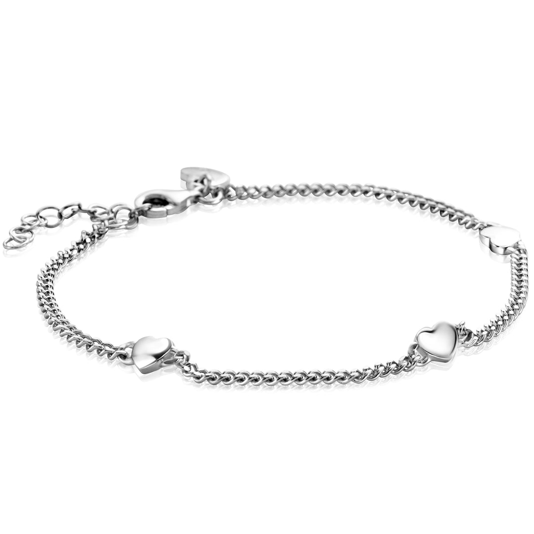 De Zinzi Armband Zilver Zia2408 heeft een delicate ketting versierd met glanzende hartjes bedels, gelijkmatig verdeeld. De sluiting is zichtbaar met een verstelbare verlenging voor een perfecte maatvoering, en de witte achtergrond versterkt de elegantie van de zilveren gourmet armband.