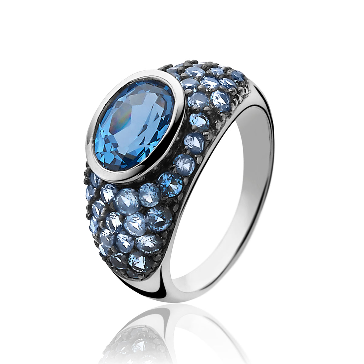 Ring aus Silber mit großem blauen Edelstein und kleinen blauen Zirkonia-Steinen
