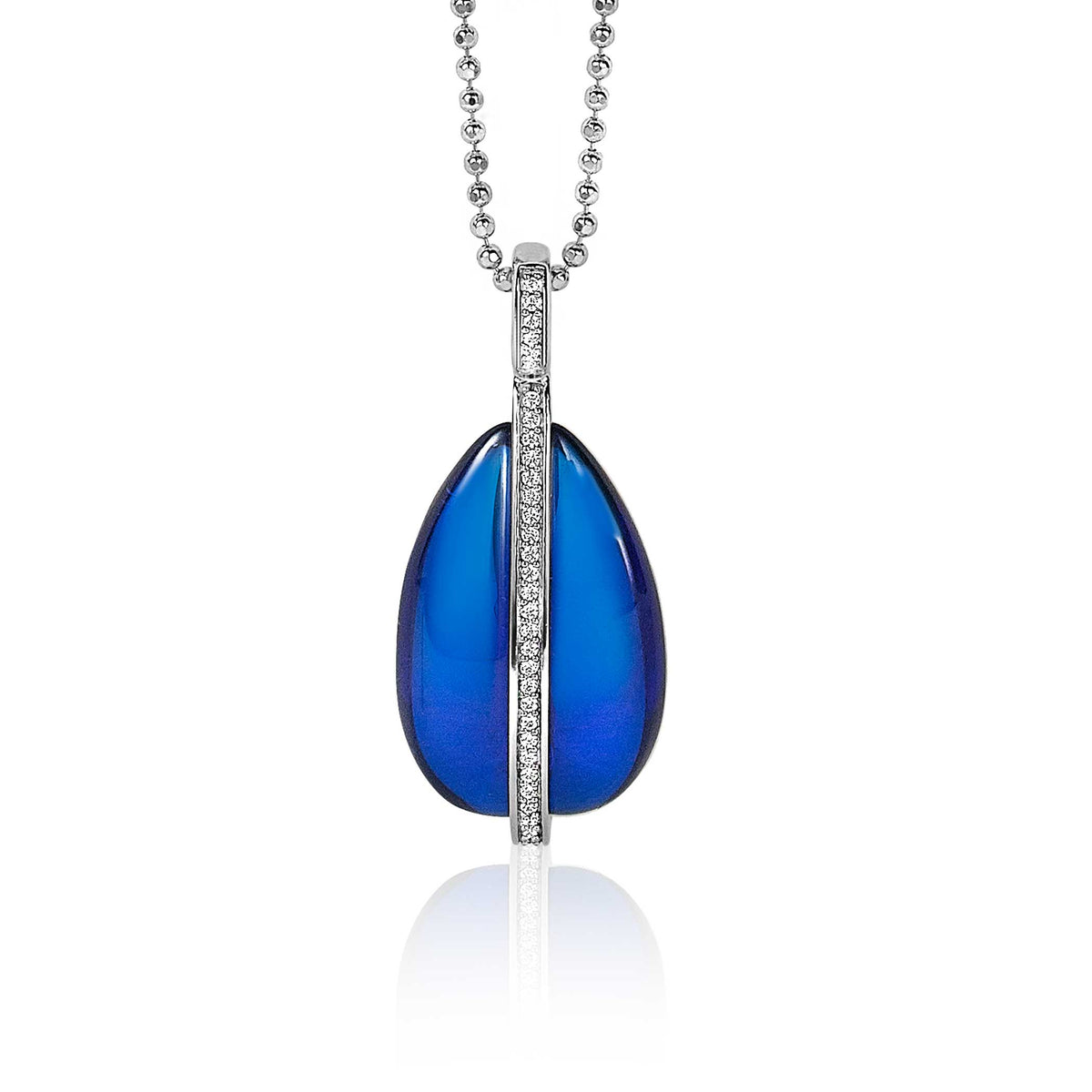 Hänger aus Silber mit blauer, tropfenförmiger Edelstein und funkelnden Zirkonia-Steinen