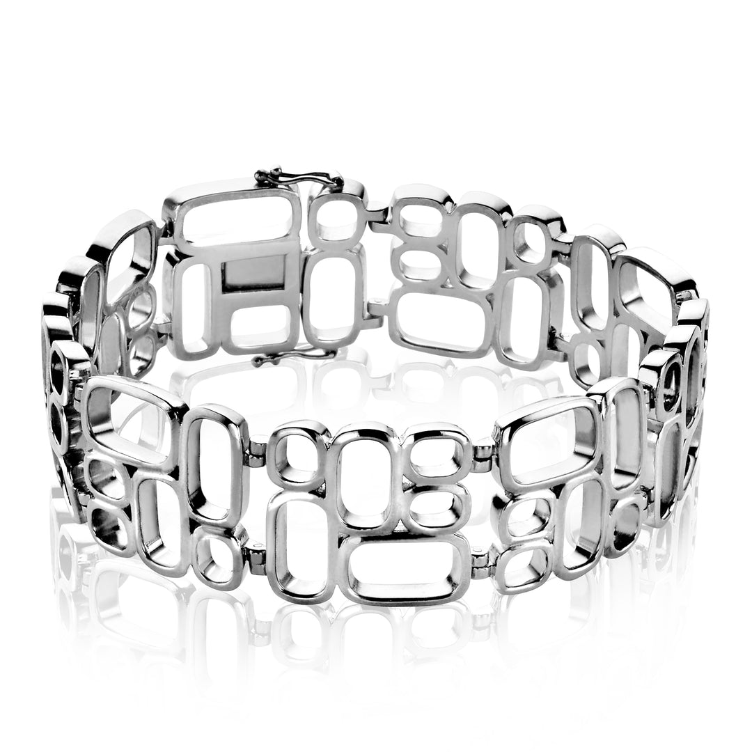 De Zinzi Armband Zilver Mva3 is een moderne zilveren armband van Zinzi, met een geometrisch ontwerp met in elkaar grijpende rechthoekige en ovale vormen. Het gepolijste oppervlak reflecteert licht en biedt een strakke elegantie die verwant is aan de kenmerkende stijl van Mart Visser.