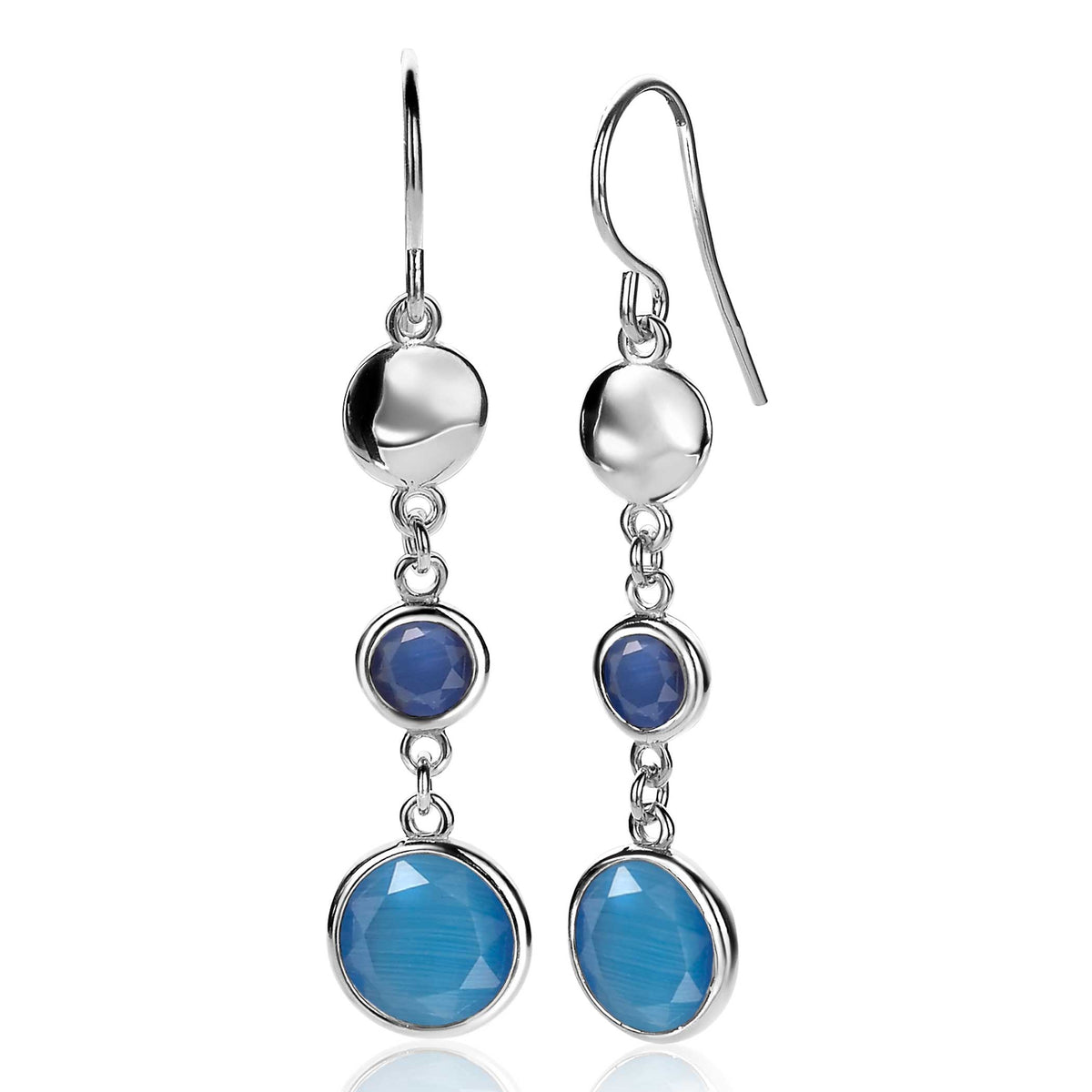 Silberne Ohrringe mit blauen, facettierten Edelsteinen und runden Elementen
