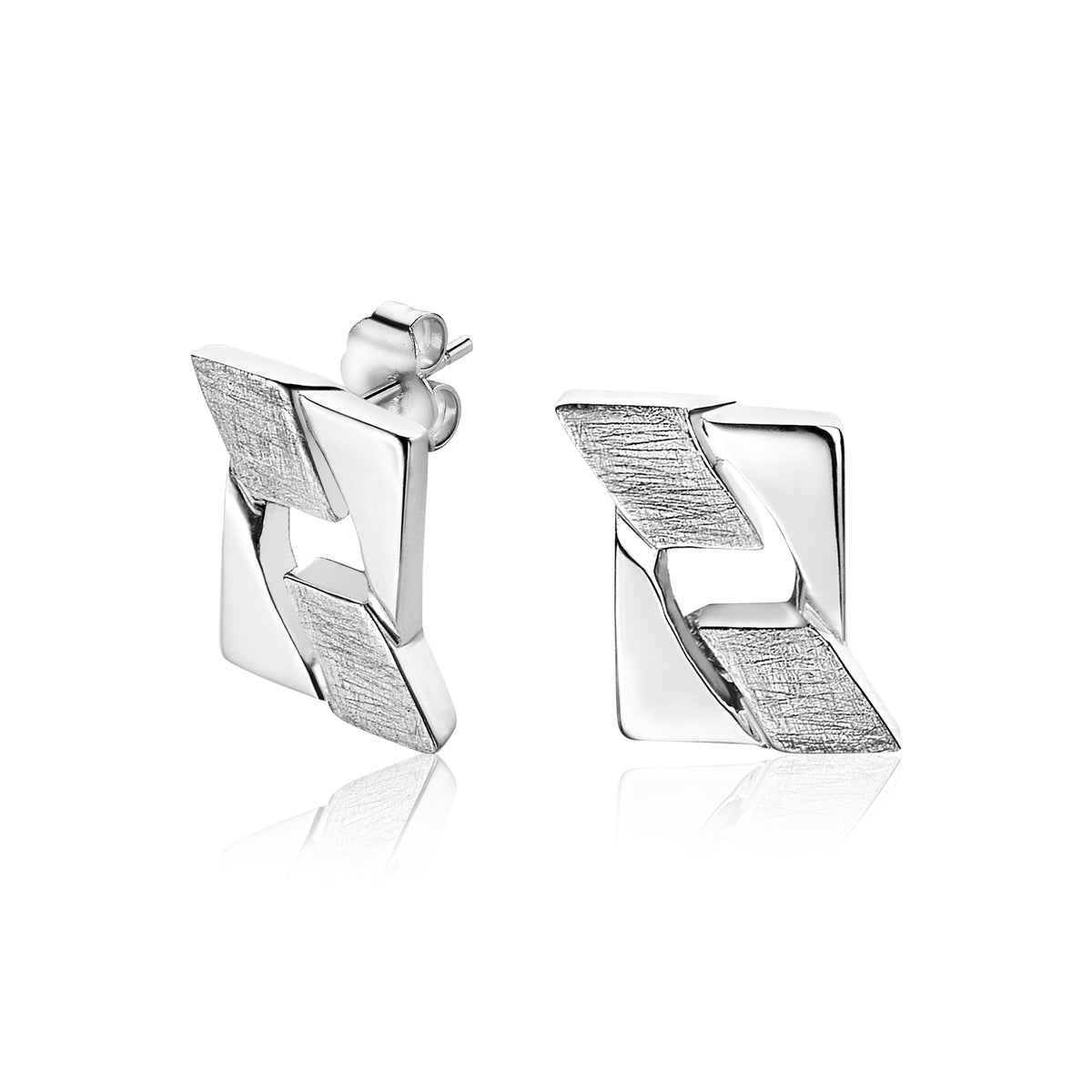 Ohrringe aus Silber mit geometrischem Design und matten sowie glänzenden Oberflächen.