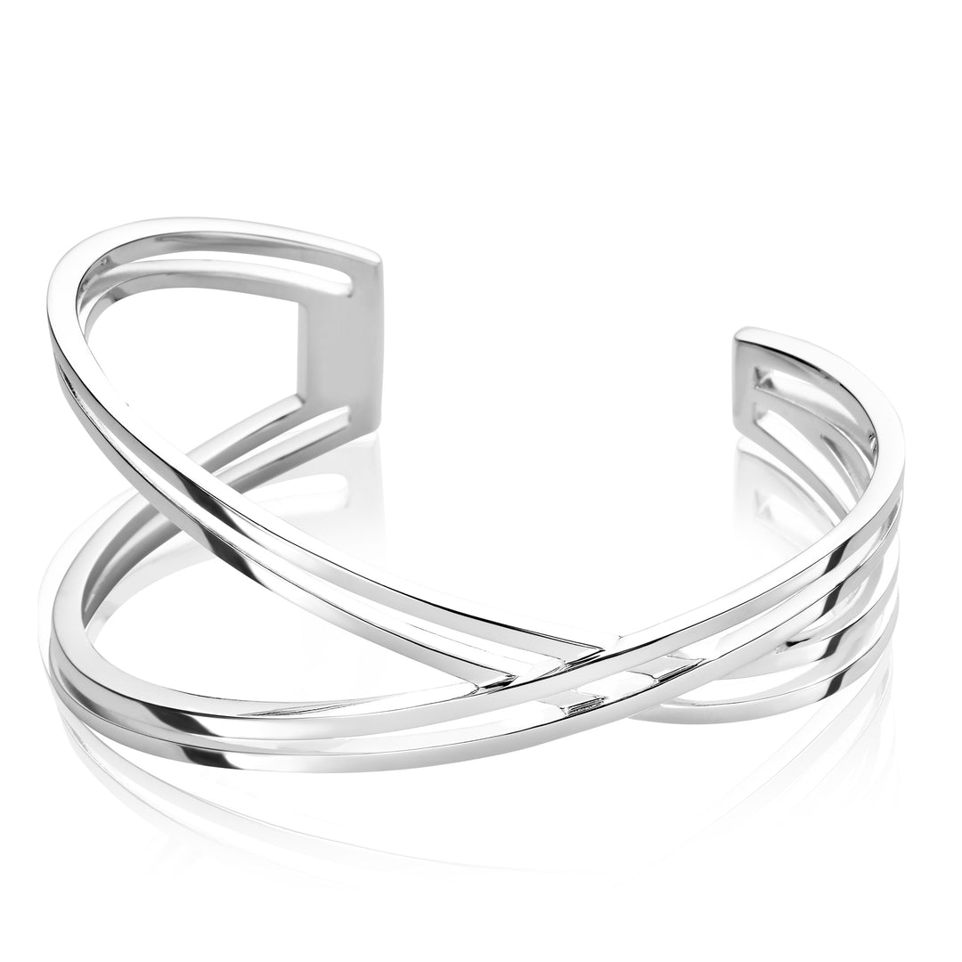 De Zinzi Armband Zilver Mva12, een strakke open manchetarmband van Zinzi, heeft parallelle banden die elkaar in het midden kruisen in een overlappend patroon met een gepolijste zilveren afwerking. Het glanzende oppervlak reflecteert elegant licht, wat doet denken aan een Zilveren armband.