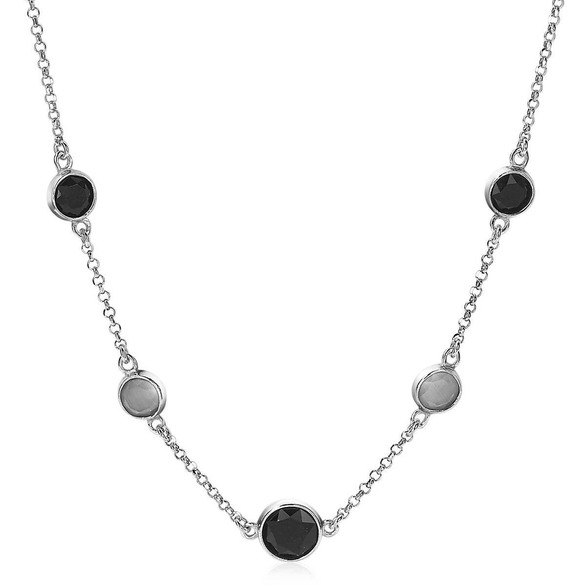 Kette aus Silber mit fünf runden Anhängern in Schwarz und Silber.