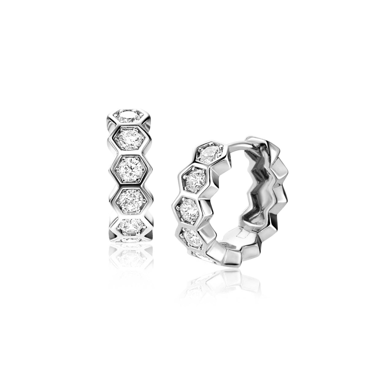 Silberne Ohrringe mit hexagonaler Form und klaren Steinen in der Fassung