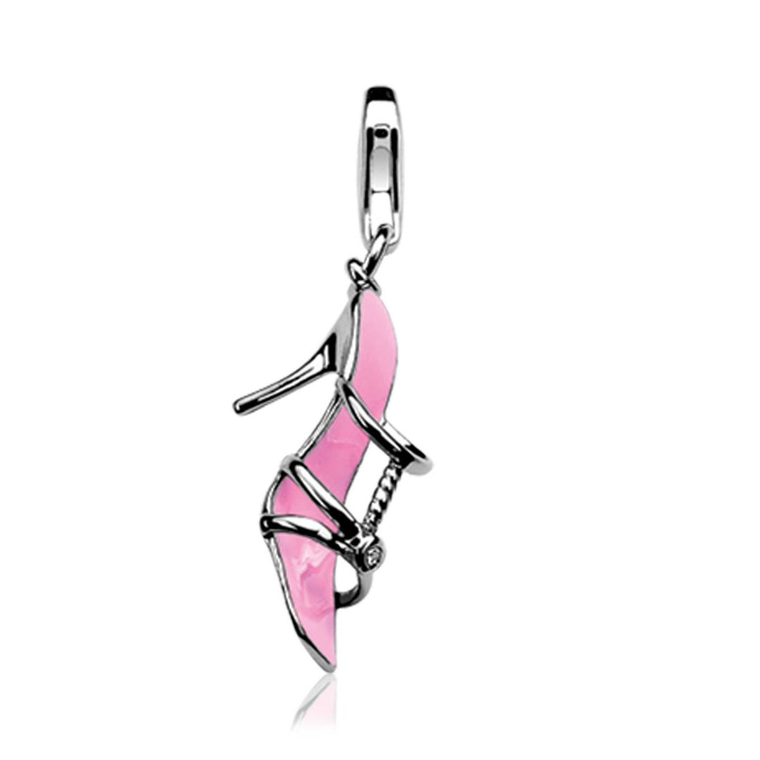 De Zinzi Hangers Zilver Charms162 is een bedel in de vorm van een hoge schoen met een roze inleg en gedetailleerd ontwerp, voorzien van een lusje voor eenvoudige bevestiging aan kettingen of armbanden.
