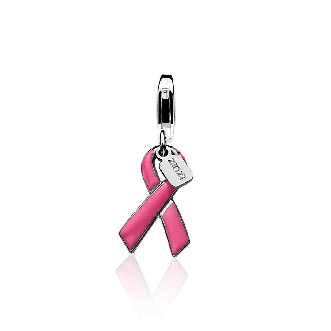 De Zinzi Hangers Zilver Charms19 P, van Zinzi, heeft een roze lintcharm die symbool staat voor borstkankerbewustzijn. Het bevat een klein metalen label dat is bevestigd aan een stevig zilveren bedeltje, perfect om stijl en doel toe te voegen aan uw favoriete armband of ketting.
