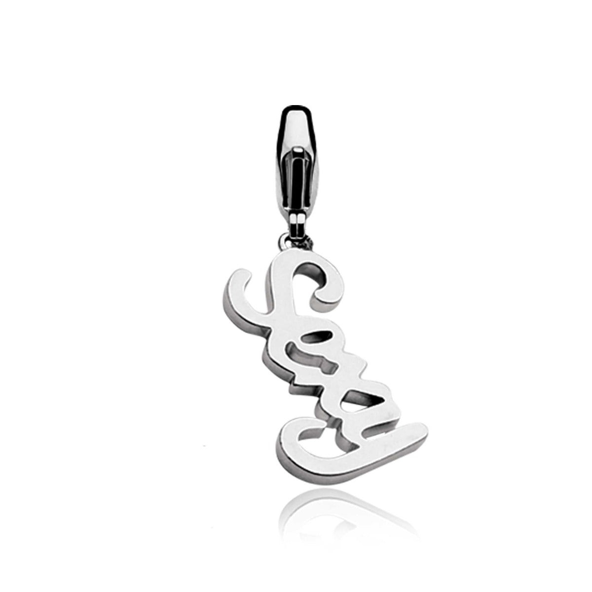 Silberner Charm in geschwungener Schrift mit dem Wort "Liebe" und glänzender Oberfläche