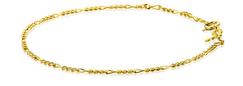 De Zinzi Armband Goud Zga294 is een delicate gouden enkelband met een gedraaid kettingontwerp, vergelijkbaar met een Gold figaro-armband, en heeft een sluiting met kreeftensluiting. Het wordt elegant weergegeven tegen een effen witte achtergrond.