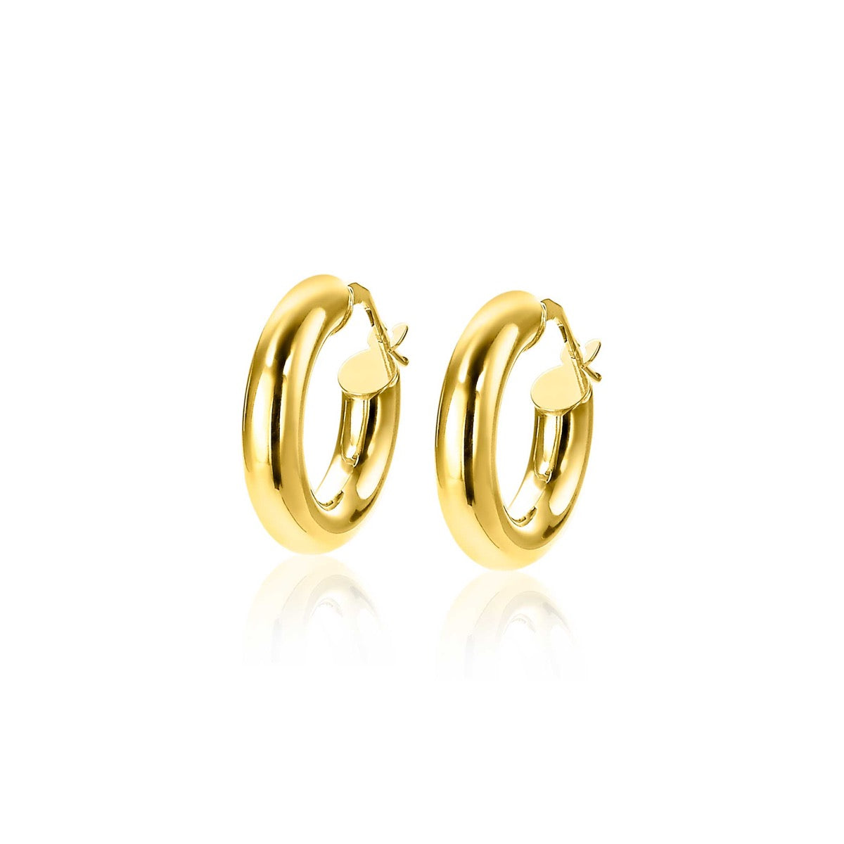 Hoop-Ohrstecker aus Gold mit glänzender Oberfläche und einem kleinen Anhänger