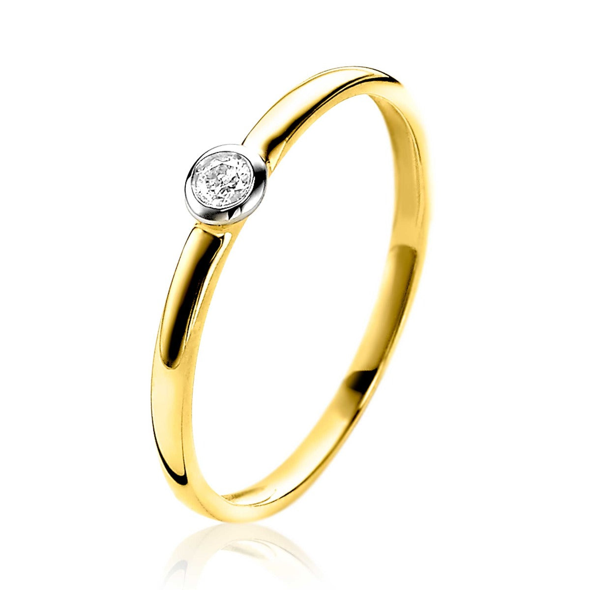 Ring aus Gold mit einem klaren Edelstein in der Mitte