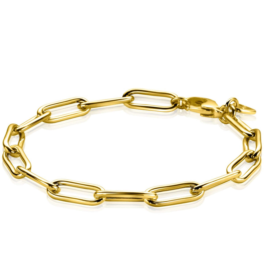 De Zinzi Armband Gold Plated Zia2286 G heeft langwerpige schakels die lijken op een paperclip-schakel, vastgezet met een kleine sluiting. Gepresenteerd op een effen witte achtergrond, benadrukt de ovale vorm van de armband zijn glanzende metalen afwerking.