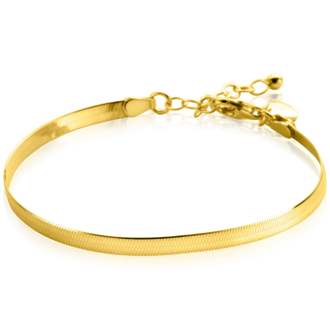De Zinzi Armband Gold Plated Zia2292 G is een elegant, strak accessoire met een platte, glanzende band en verstelbare ketting met ronde sluitingen. Het gladde oppervlak en de gepolijste afwerking stralen eenvoud en verfijning uit.