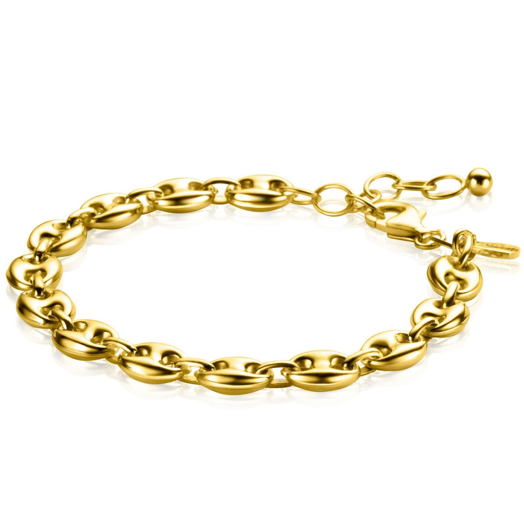 De Zinzi Armband Gold Plated Zia2341 G heeft gepolijste ovale schakels verbonden door ronde schakels, een hartvormige bedel en een verstelbare sluiting. Deze armband, weergegeven op een witte achtergrond, is het toonbeeld van elegantie.