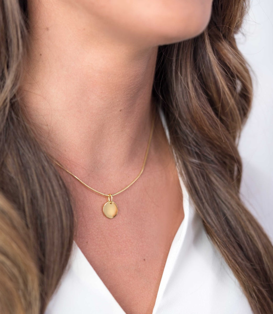 Halskette mit goldplattiertem Anhänger in runder Form