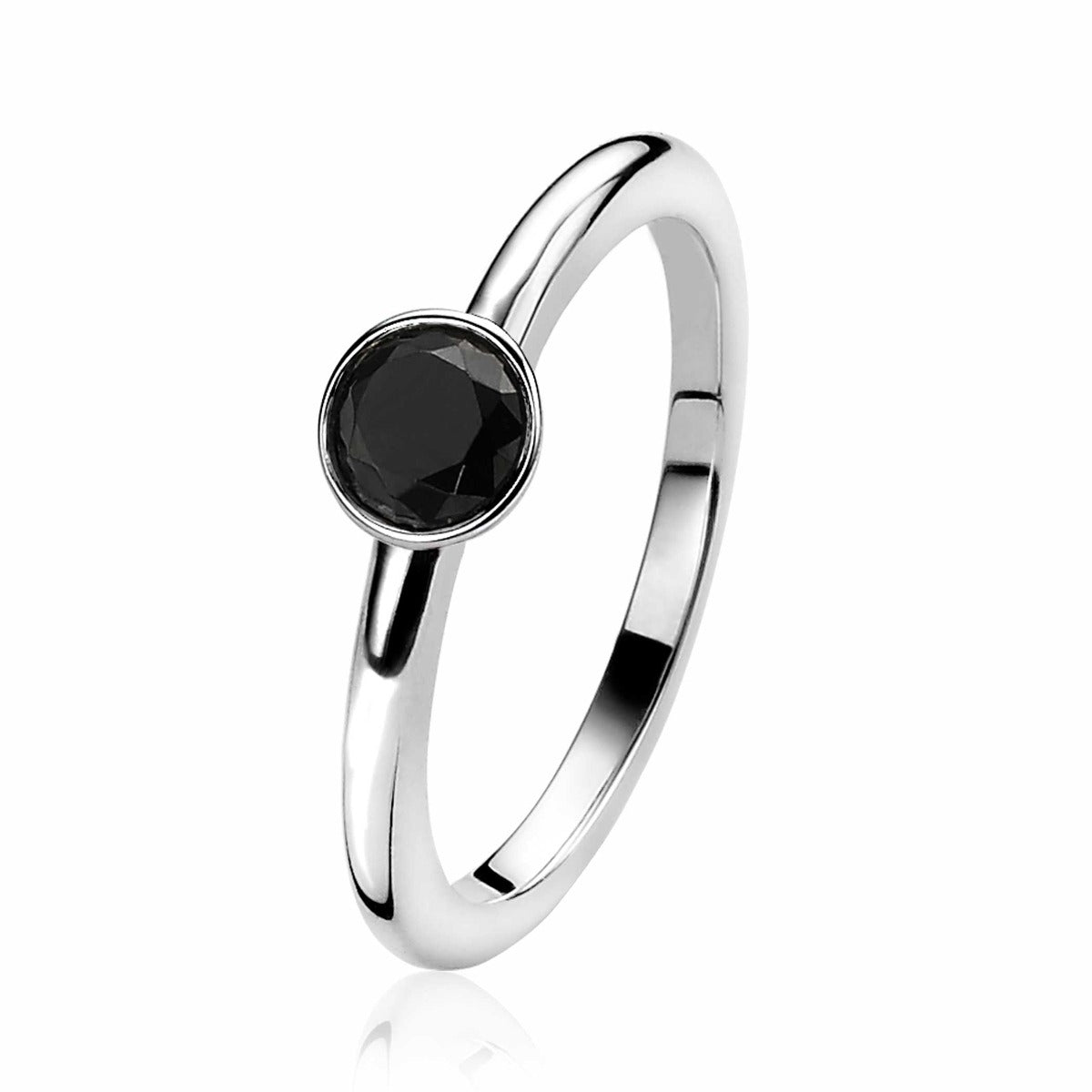 Ring aus Silber mit schwarzem Edelstein in runder Fassung